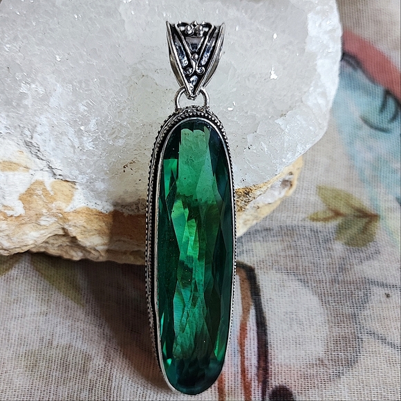 Emerald Green Elongated Faceted Glass Crystal Stone Sterling Silver 925 Pendant - Picture 4 of 15